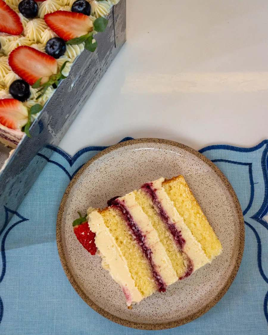 Fatia de limao com frutas vermelhas, com a geleia visivel entre as camadas