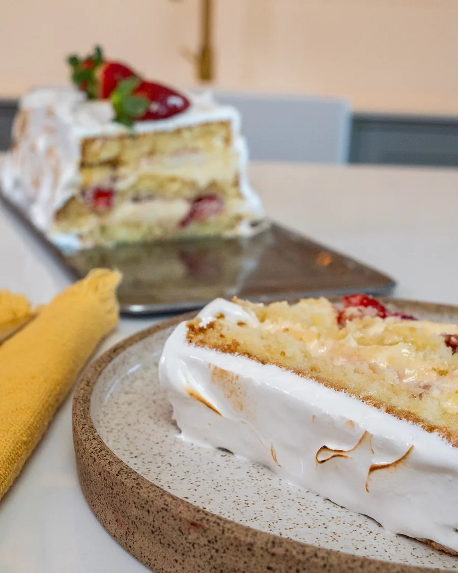 Fatia de merengue de morango com cobertura macaricada