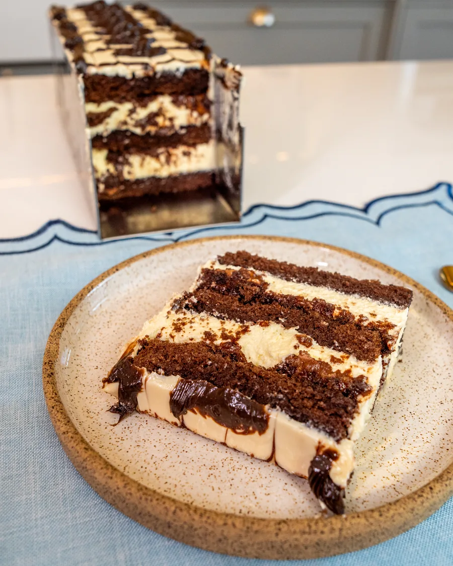 Fatia de ninho com Nutella crocante, com o creme claro e a camada crocante