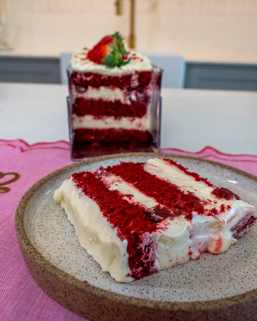 Fatia de Red Velvet com cream cheese servida no prato